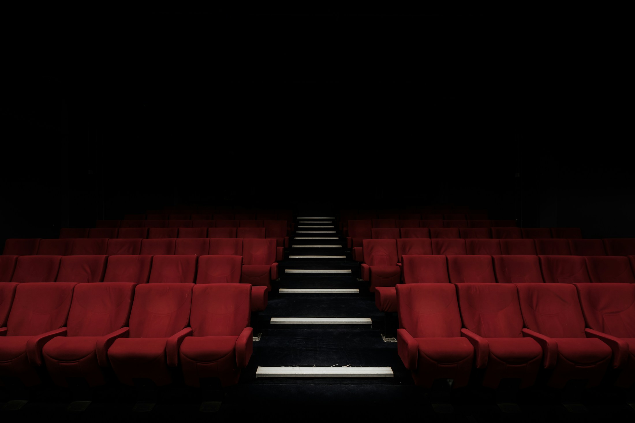 Poltronas de uma sala de cinema